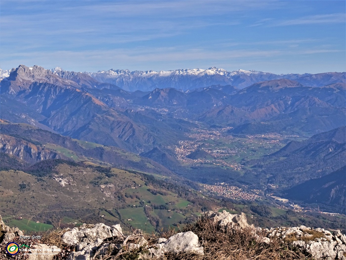 41 Vista verso la conca di Clusone in Val Seriana.JPG